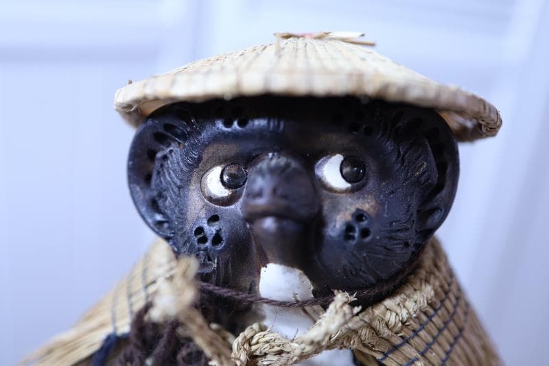 ◆信楽焼　狸さん　高さ約30㎝ ◆笠・嚢・藁草履を下げた珍しい狸　置物　陶器