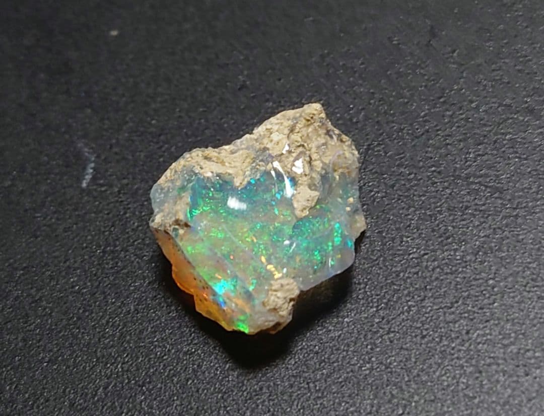 エチオピアウェロ産オパール　ピンファイア　ジュエリー　グレード　鉱物標本　原石