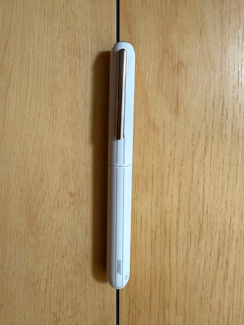 ホワイト 万年筆 スリムデザイン