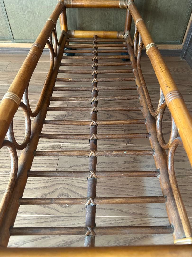 キャスター付きのラタン製2段ラック