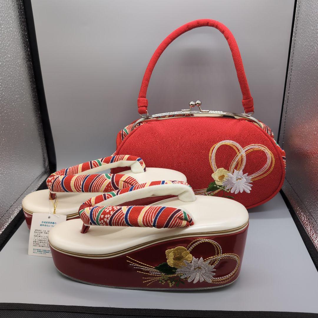赤い花柄刺繍の和装用バッグと草履セット