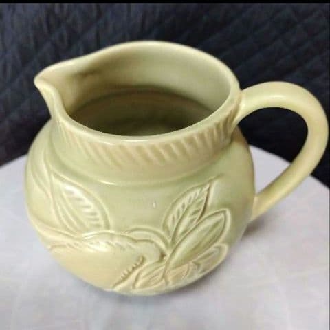 超レアー、美品、スージークーパー初期の作品、彫り物の美しい花瓶(水差し)