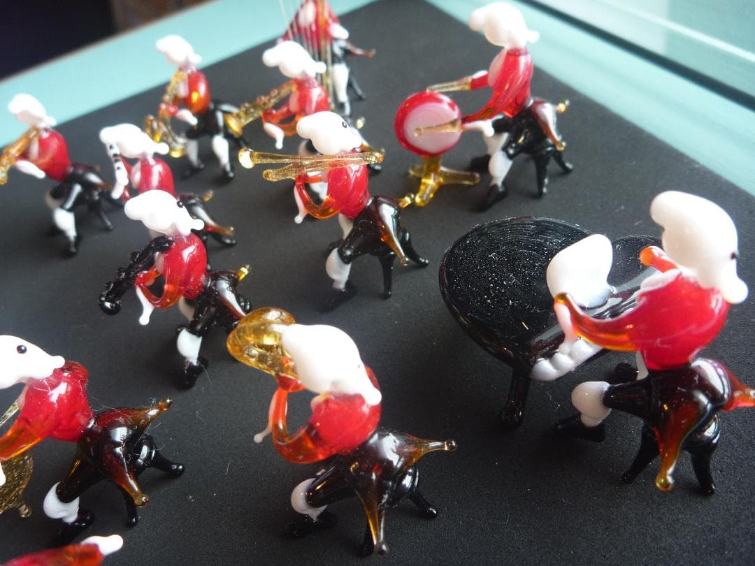 美品！ガラス細工 オーケストラ1３体＋おまけブルーオーケストラ６体＋ガラスケース