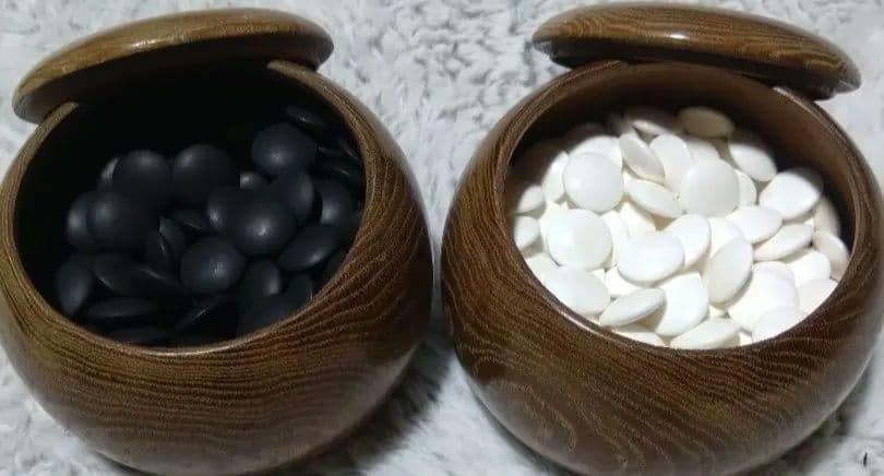 【囲碁】本蛤碁石　那智黒石8.3/8.5ミリ　28号　栗碁笥