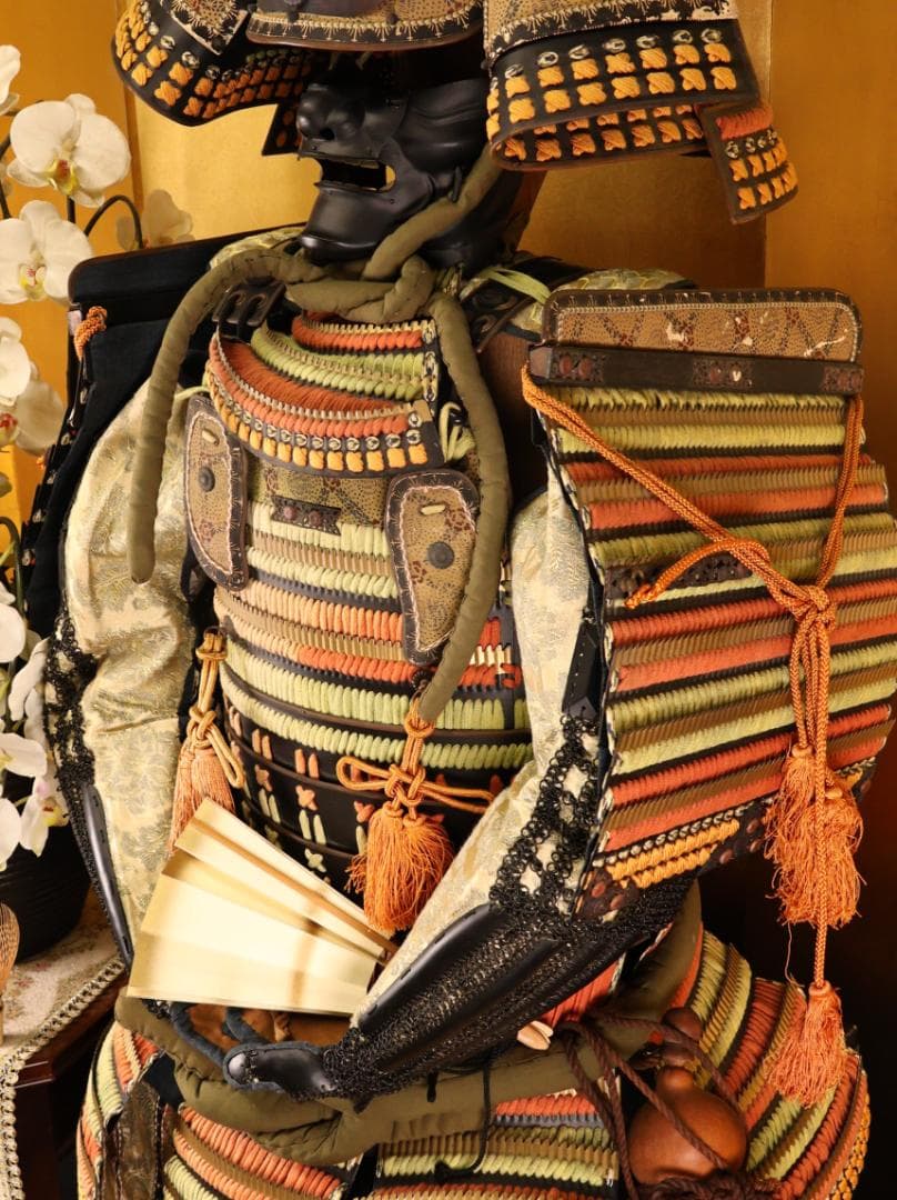 BY10　甲冑　具足　剣独鈷紋前立　黒胴当世素掛 緋縅　鎧櫃付き　等身大　武具