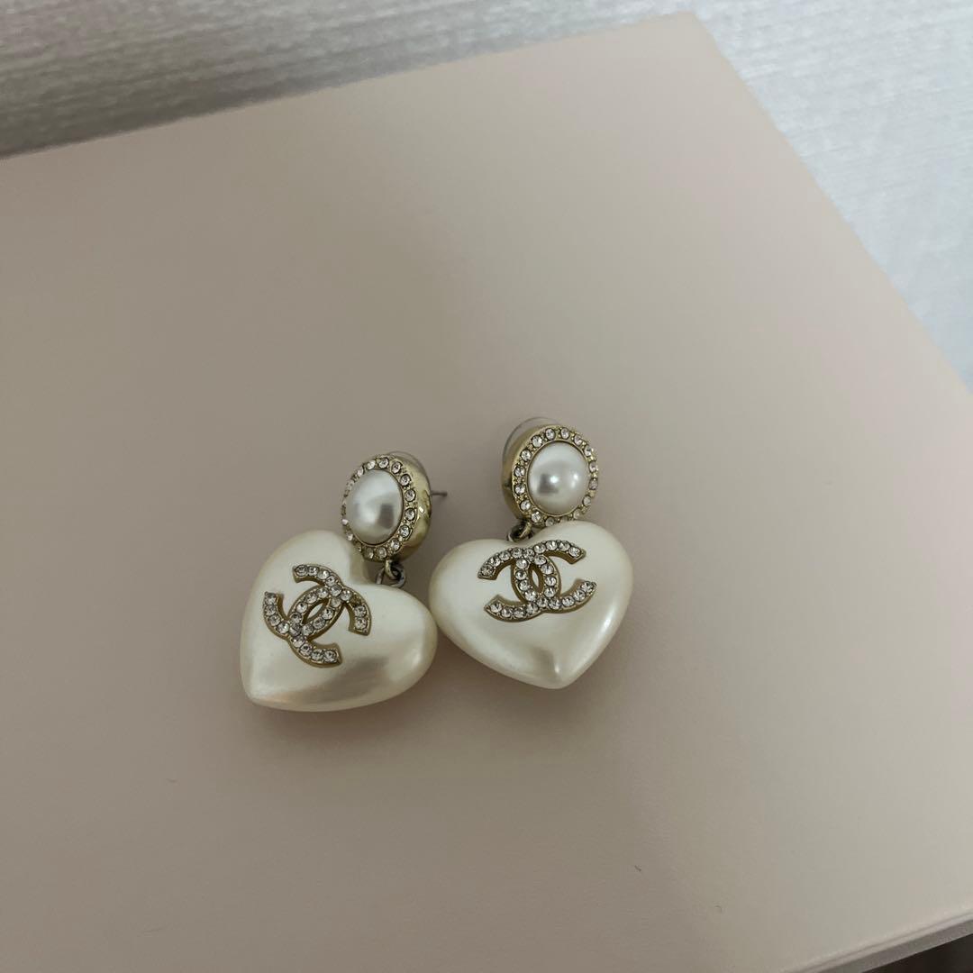 CHANEL ハートスイングピアス
