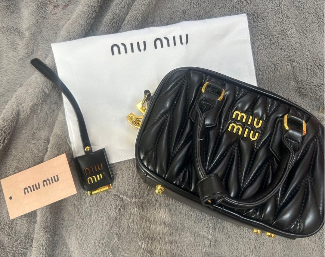 miu miu ブラックレザーショルダーバッグ