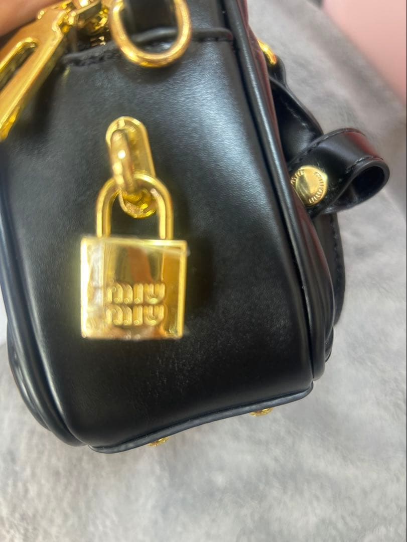 miu miu ブラックレザーショルダーバッグ