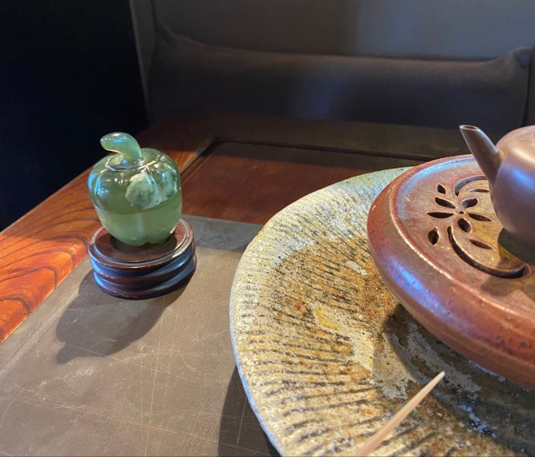 古翡翠 和田玉・鑑賞台付・ヴィンテージ　レア ・オブジェ・鼻煙壺 ・台湾茶器