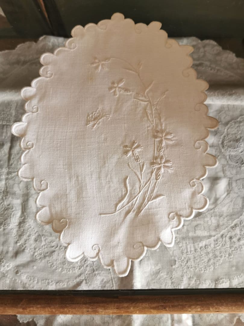 アンティーク フランス カワラナデシコと蝶の立体手刺繍 スカラップリネンランナー