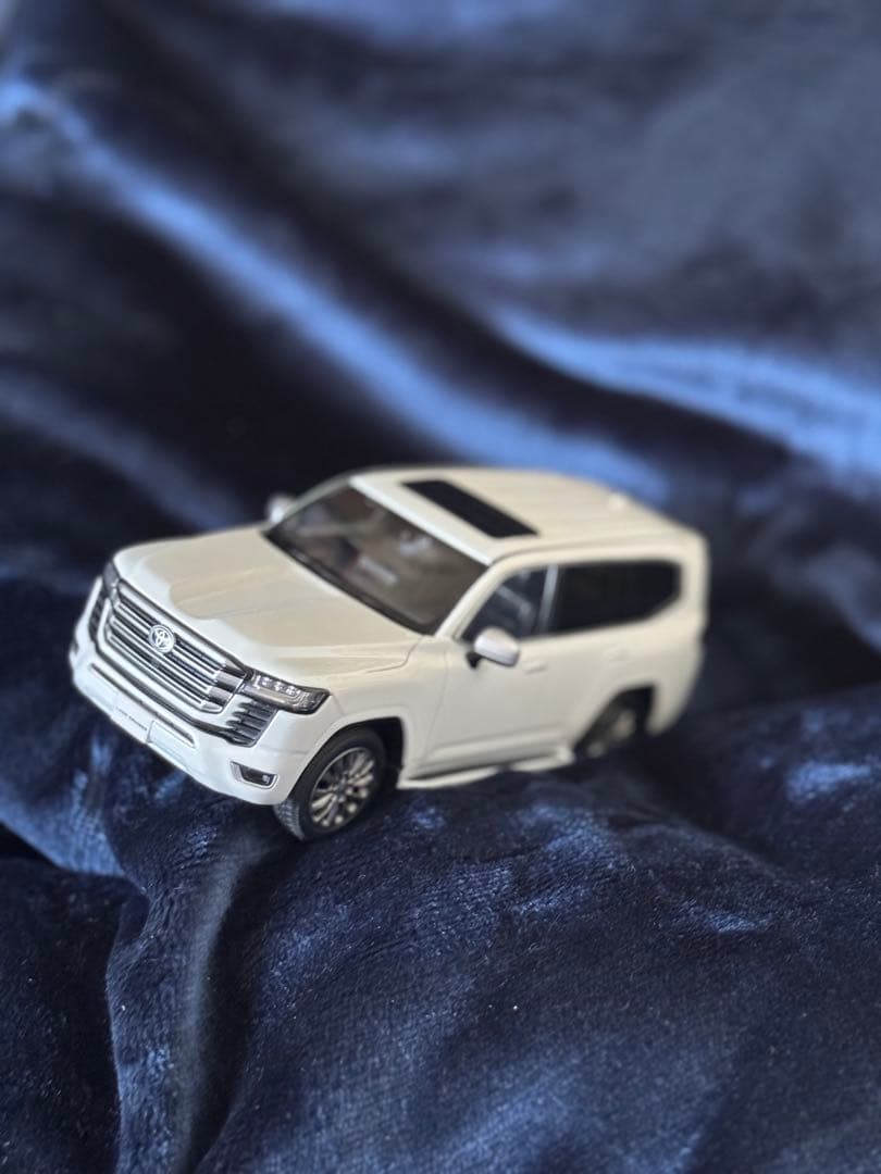 【非売品】トヨタ ランドクルーザー ミニカー 1/30 白