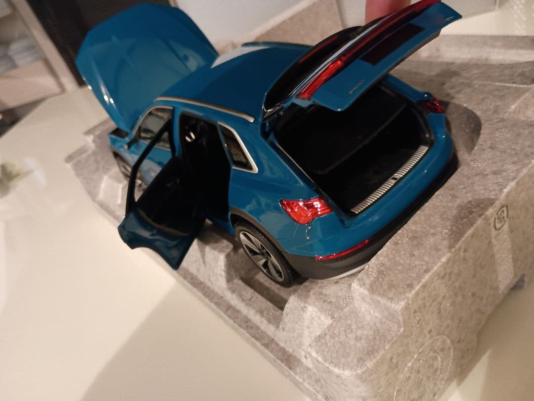 ノレブ NOREV 特注品 アウディ Audi e-tron 1/18