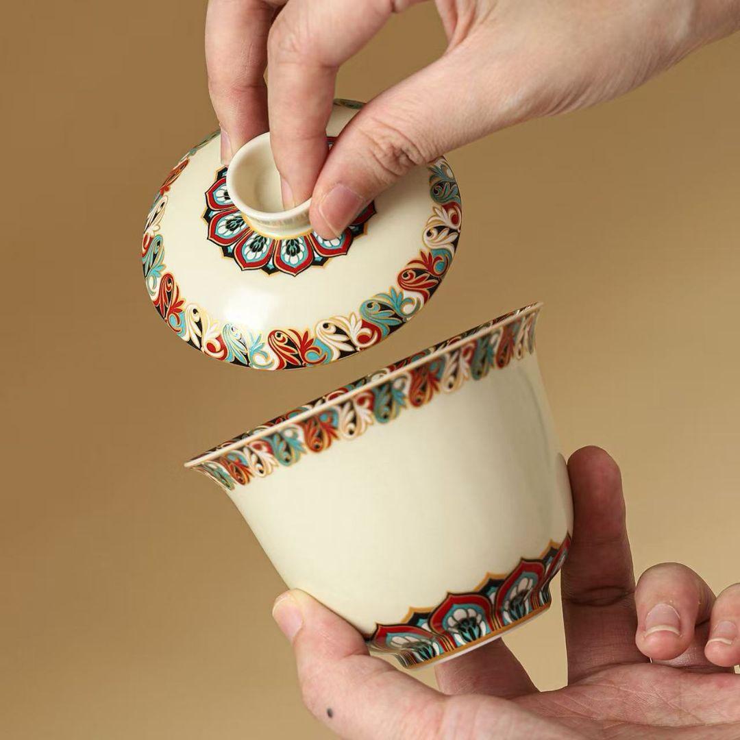 装飾陶器のカップと蓋