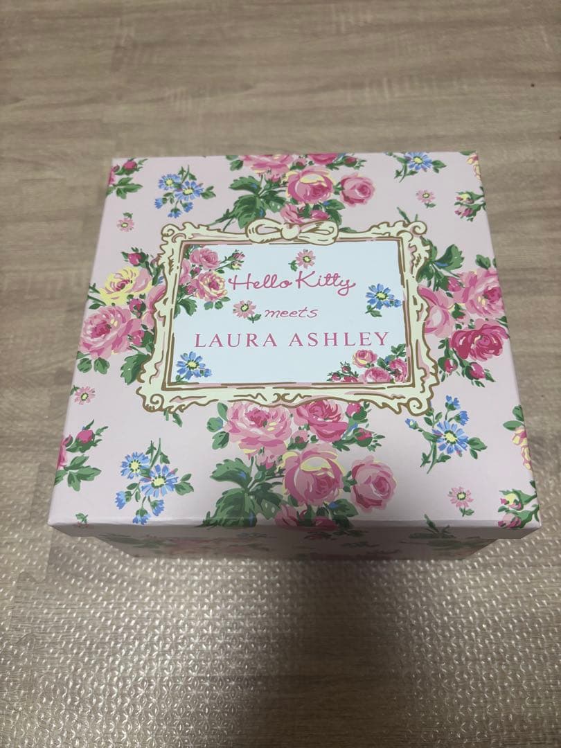 ハローキティ×ローラアシュレイ ティーカップセット