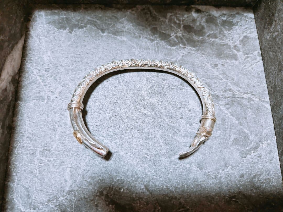 【ミィ】ファーストアローズ　K18付きカラ草彫り　バングル