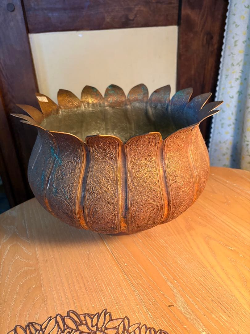 銅製容器、打ち出し模様、パキスタンで購入。