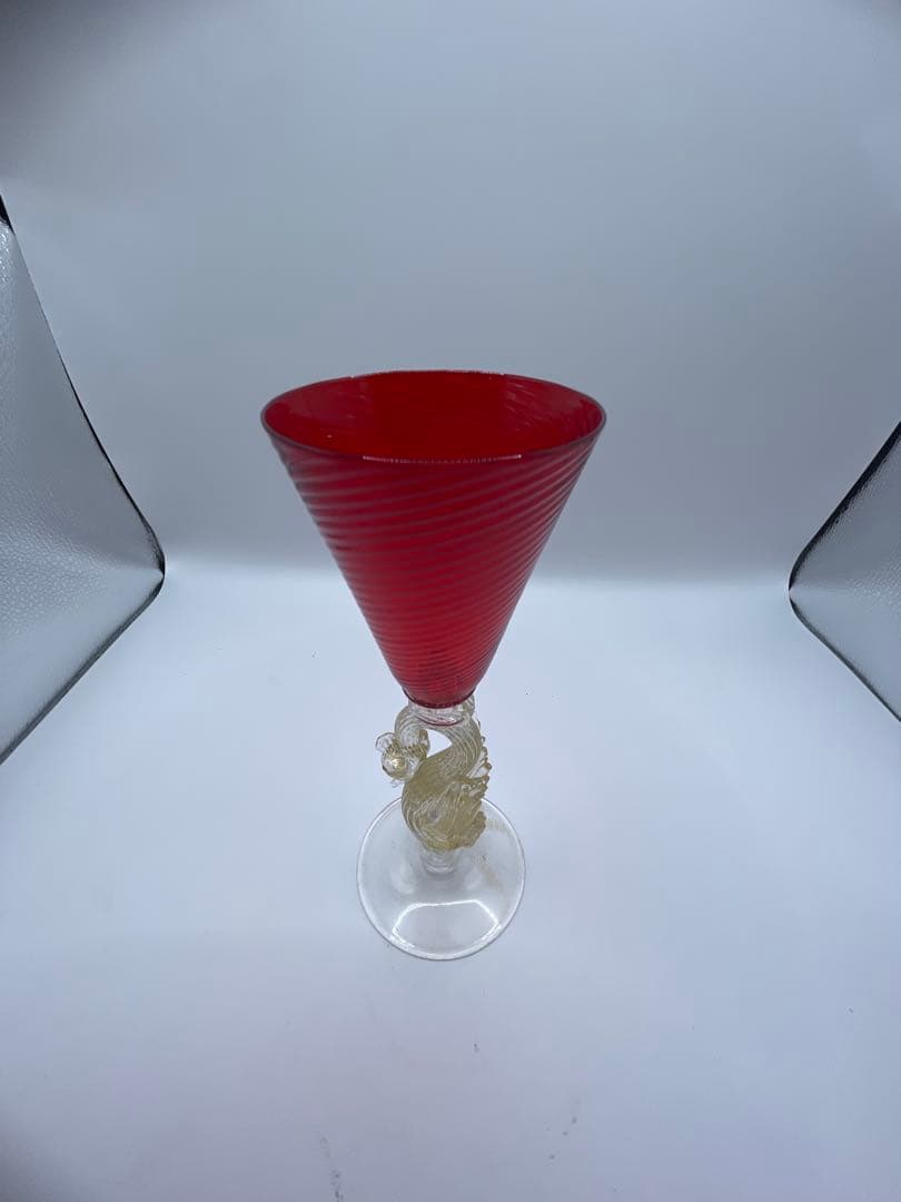 赤いガラス製コーン型グラス