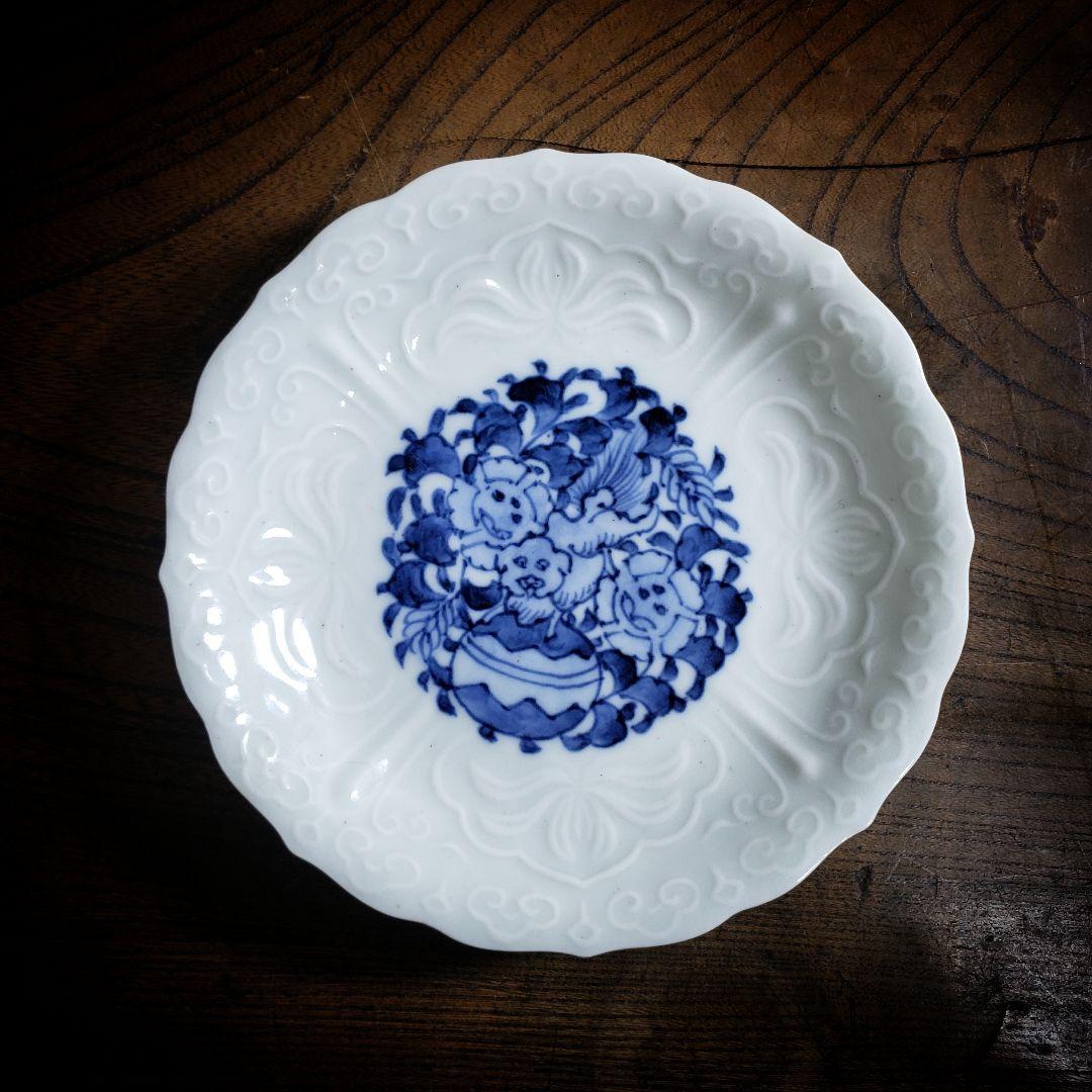 皿　白磁　古伊万里　獅子文様　染付　陽刻縁　牡丹　唐草　明治　大正　ロ号　訳あり