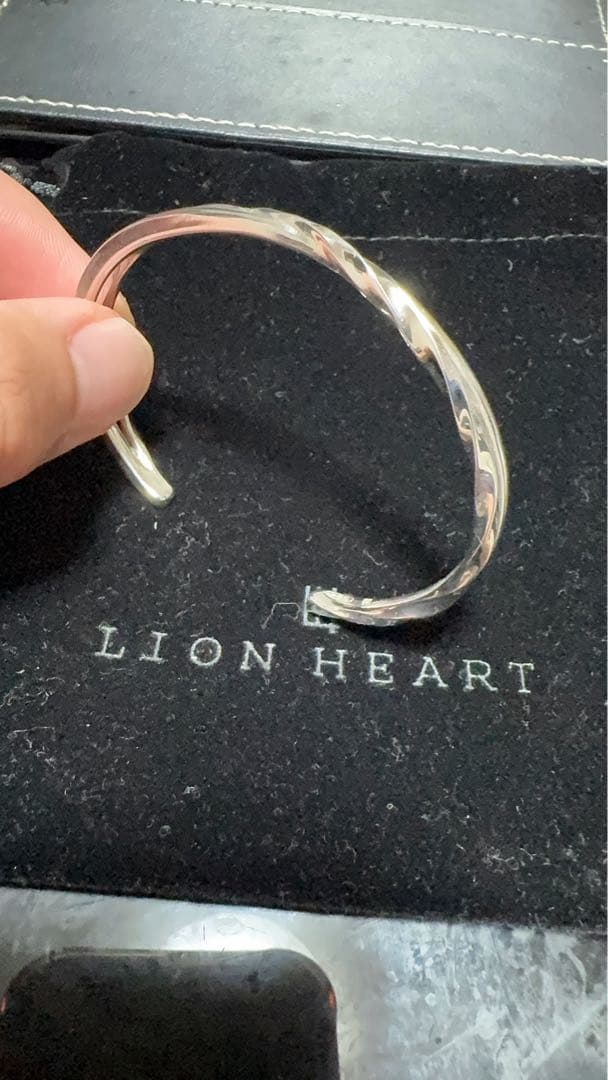 LION HEART シルバー ツイストバングル