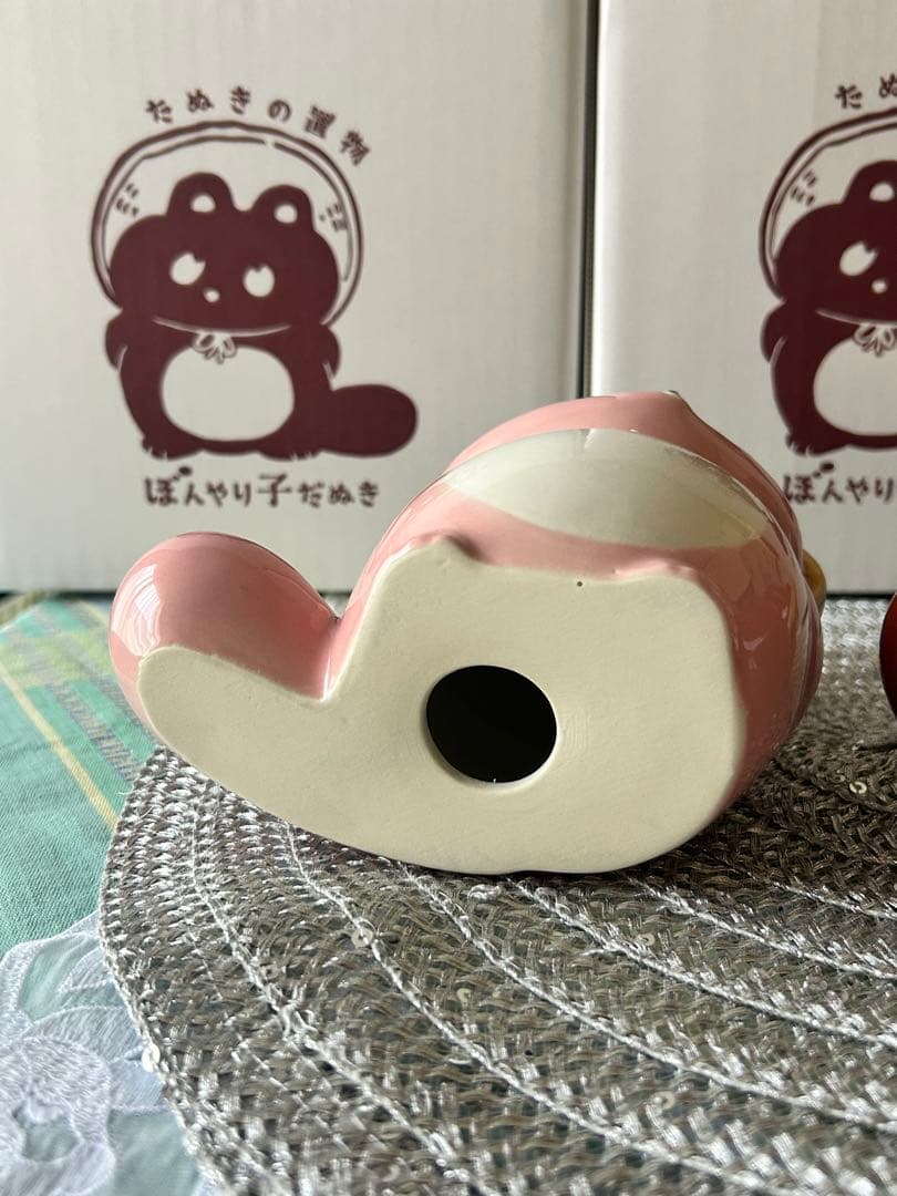 ヒダカナオト　ぼんやり子だぬき　陶器　開運　 ピンク　信楽焼き　置きだぬき