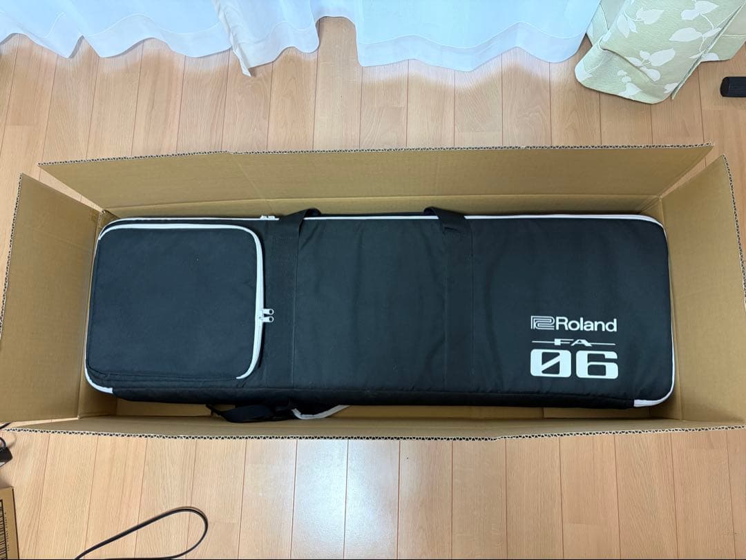 Roland FA06シンセサイザーホワイト61鍵盤（スタンド、フットペダル付）