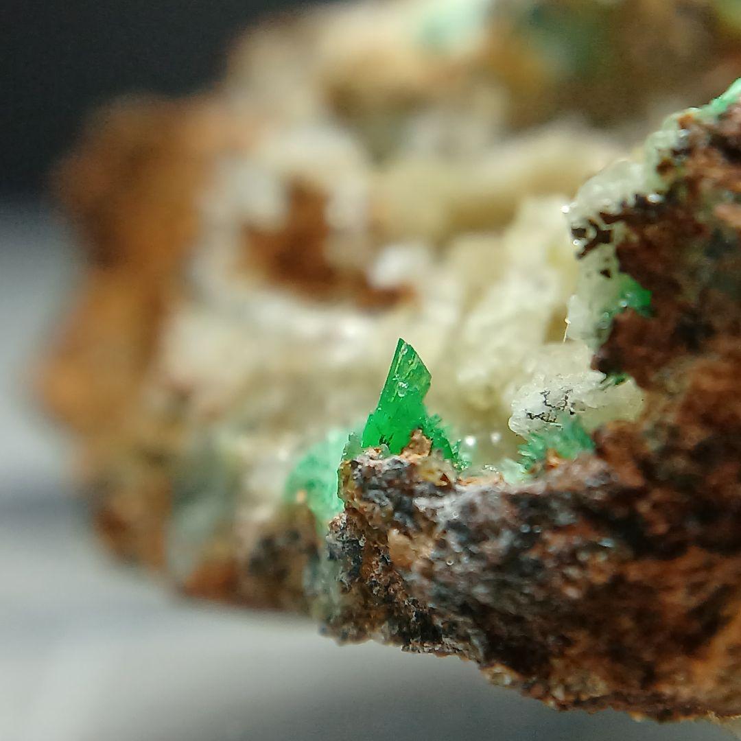 ニッケル華　原石　アナバーガイト　Annaberigite　カルサイト　鉱物標本