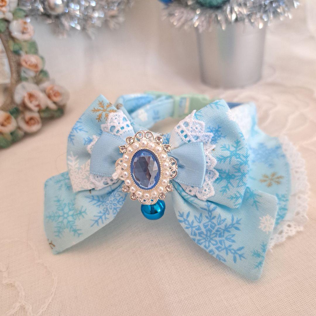 クリスマス限定、スノーフレーク柄(淡ブルー)わんちゃん猫ちゃん用襟付き首輪