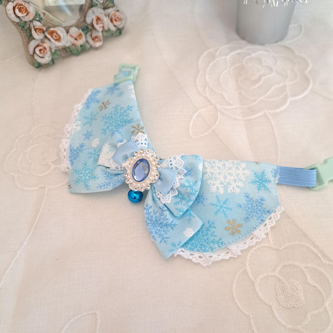 クリスマス限定、スノーフレーク柄(淡ブルー)わんちゃん猫ちゃん用襟付き首輪