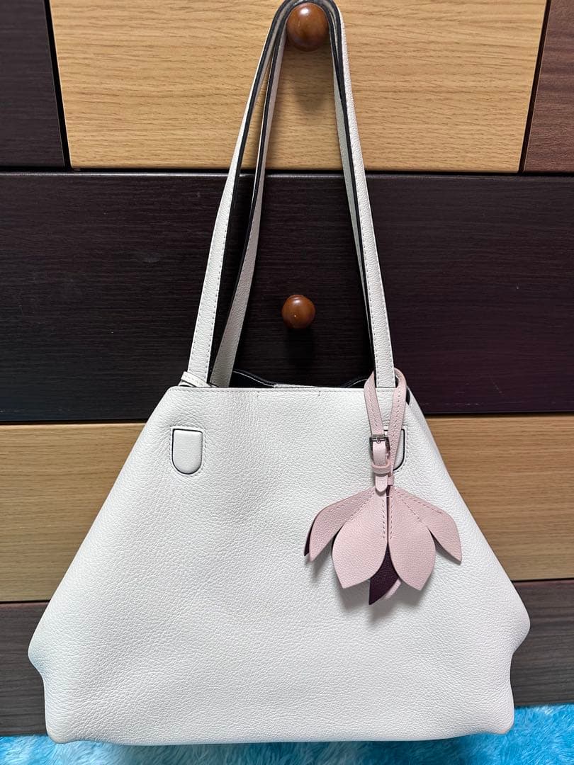 CHRISTIAN DIOR ホワイト ショルダーバッグ 花びらチャーム付き