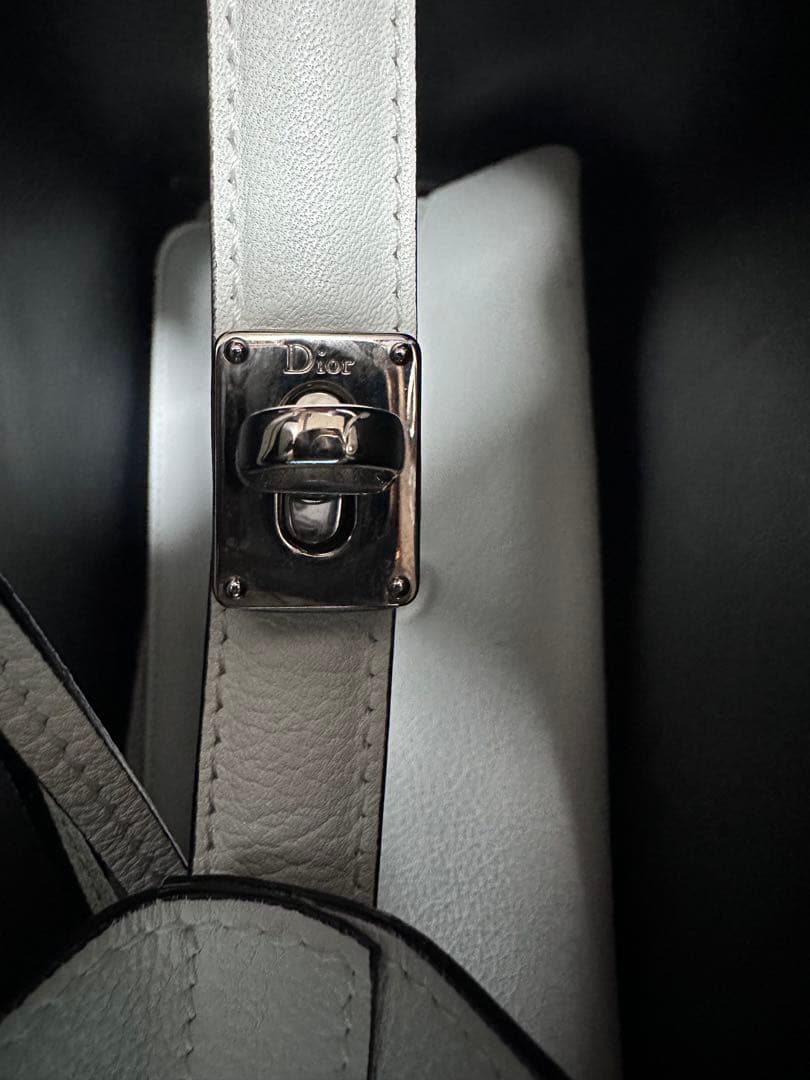 CHRISTIAN DIOR ホワイト ショルダーバッグ 花びらチャーム付き