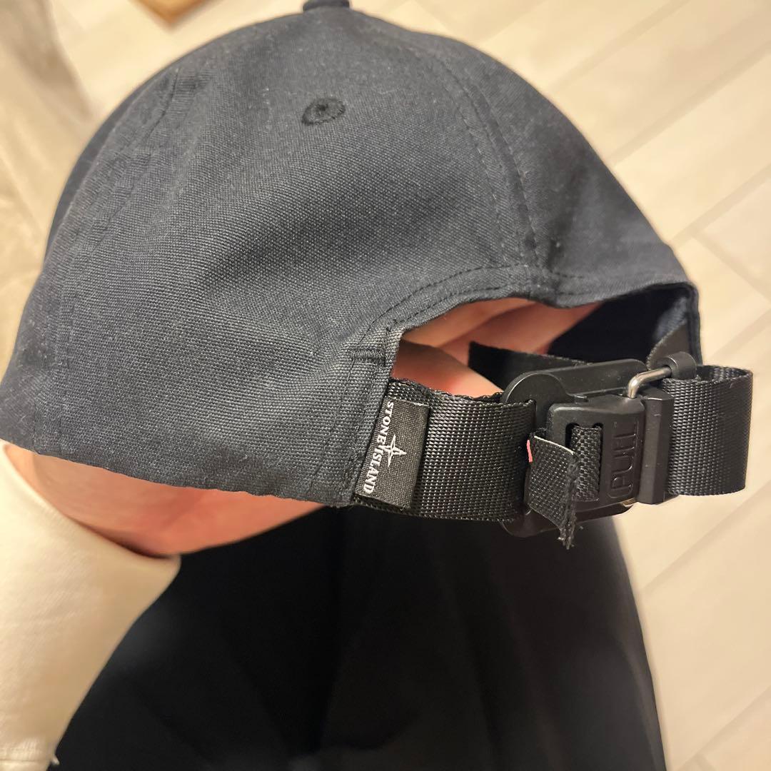 ストーンアイランドブラック ベースボールキャップ 刺繍ロゴ付き