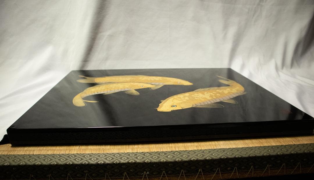 大きな鯉の漆し絵