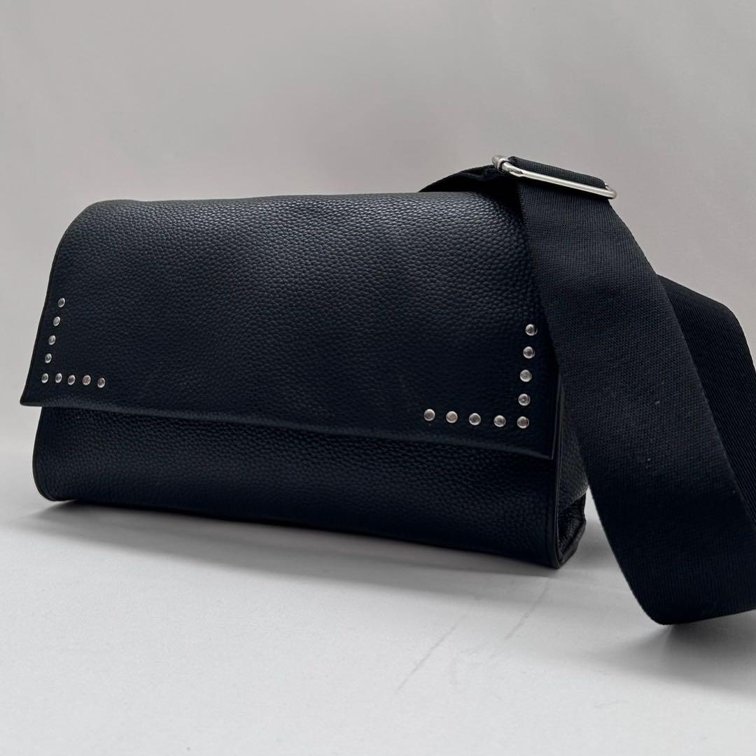 イアパピヨネ ワイドテープ ショルダーバッグスタッズ ブラック