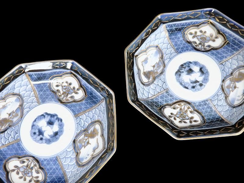 古伊万里　青海波に墨弾籠目紋　楼閣山水に花の図　八角皿２枚F205AS-fbud