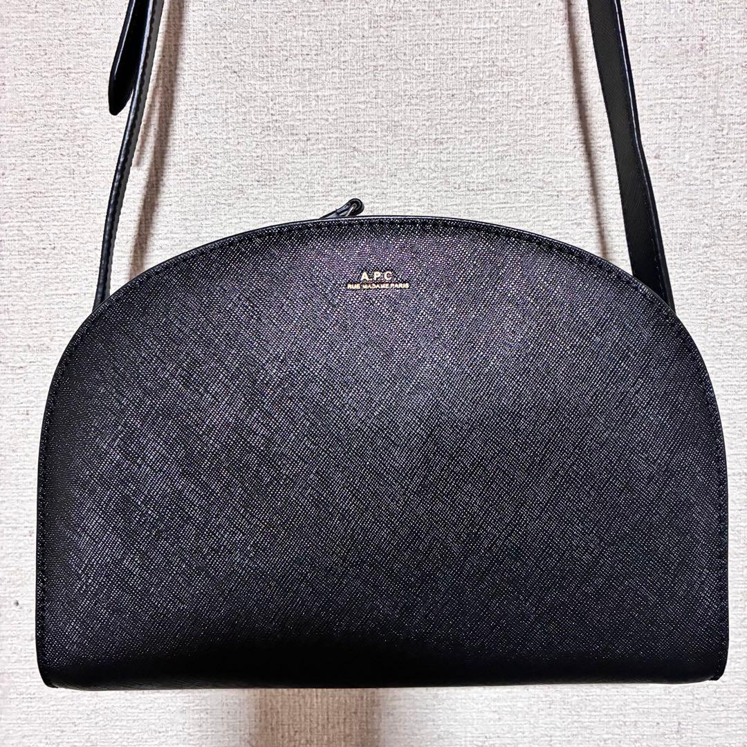 美品　A.P.C. Demi-Lune バッグ ショルダー　エンボス　黒