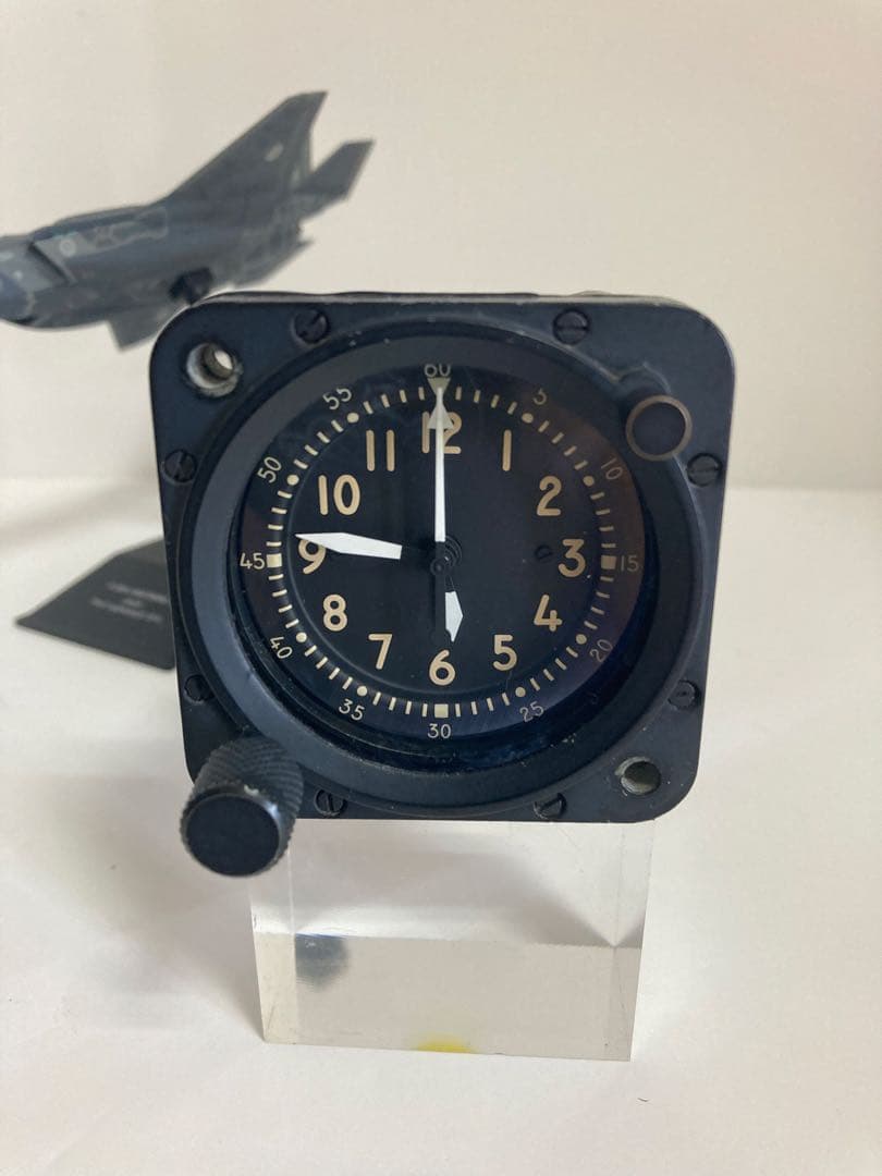 ミニチュア戦闘機とコックピット時計(不動)