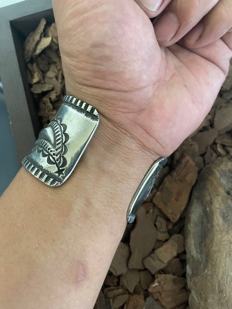 リポウズワイド4cmバングル　内径18cm