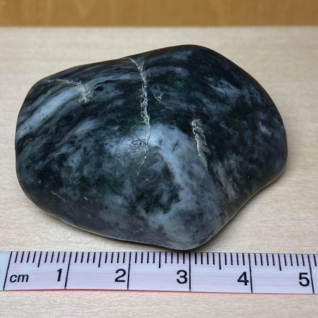 糸魚川翡翠　黒×白×濃い緑　黒翡翠　海石　翡翠輝石　原石　57.0ｇ