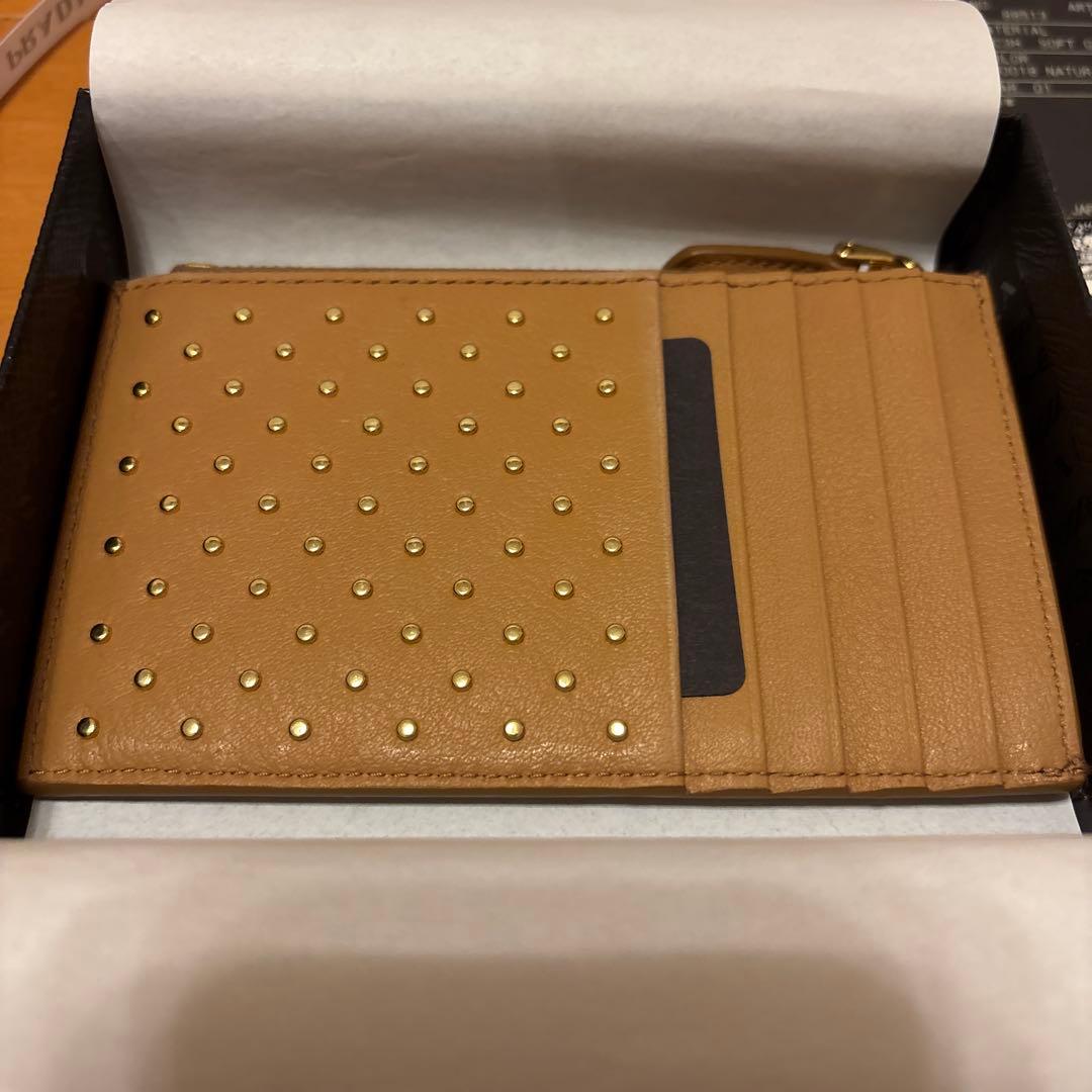 最終お値下げPRADA スタッズ付きケース ベージュ