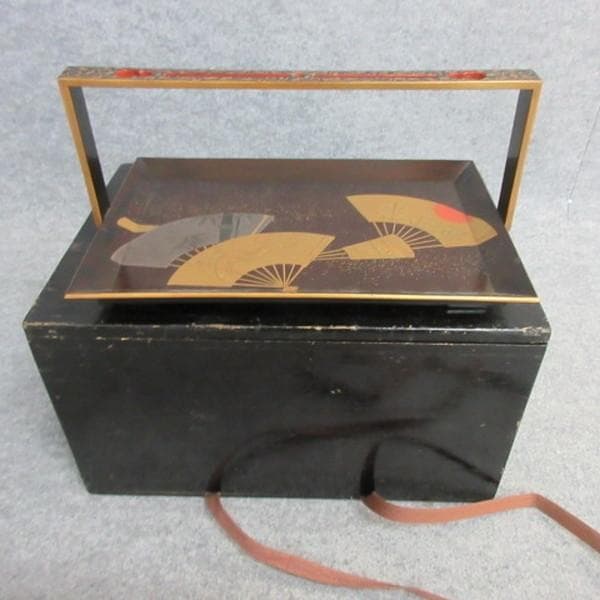 黒塗金縁金蒔絵扇に唐草手付盆箱附き [B27002]