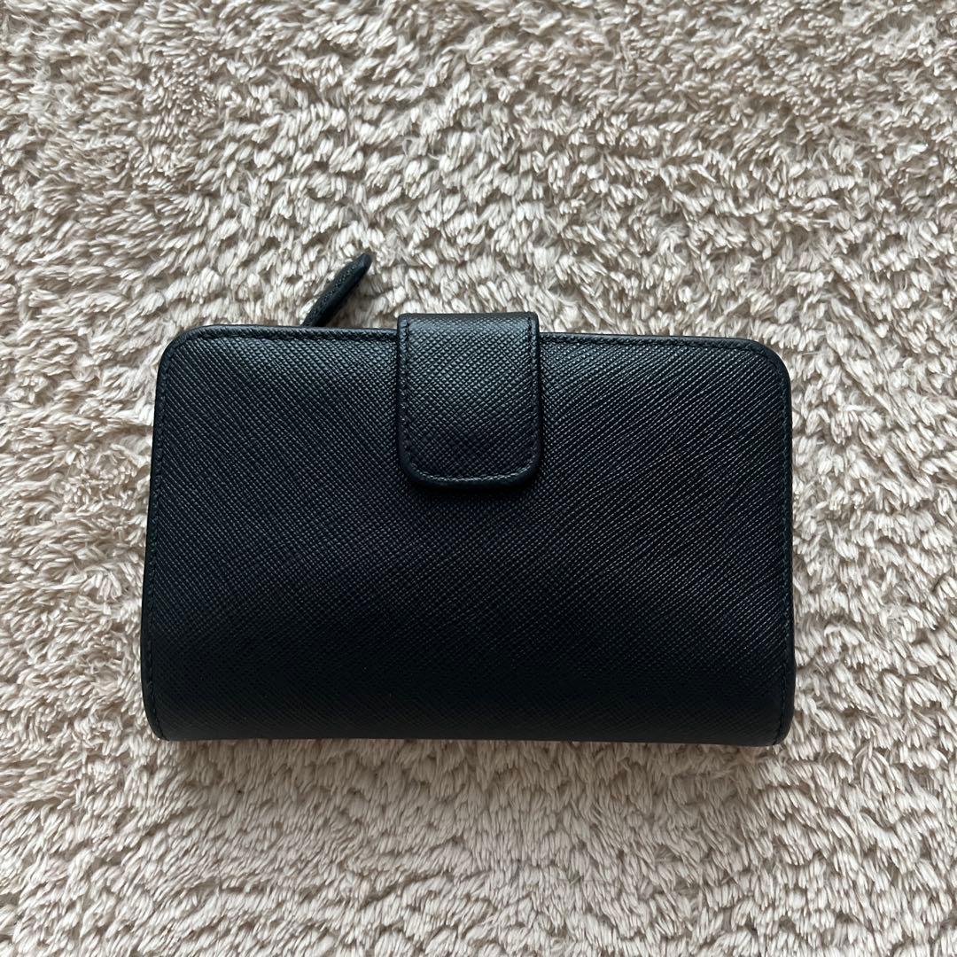 プラダ二つ折り財布