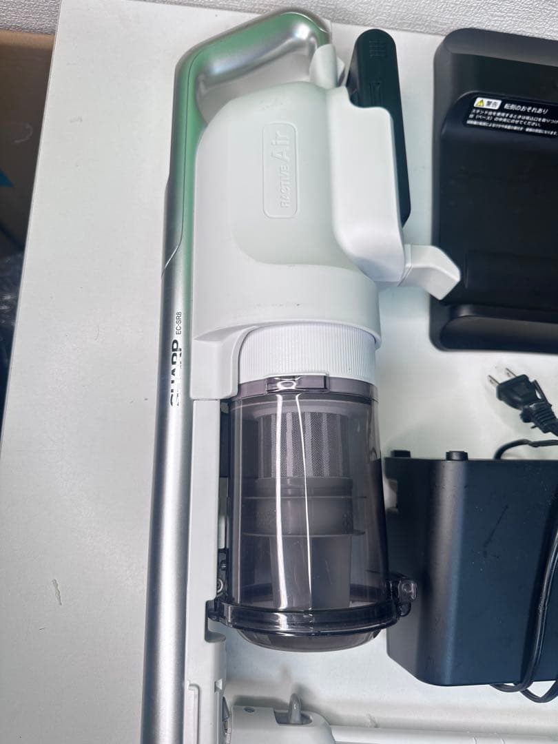 シャープコードレススティック掃除機RACTIVE Air EC-SR8-W