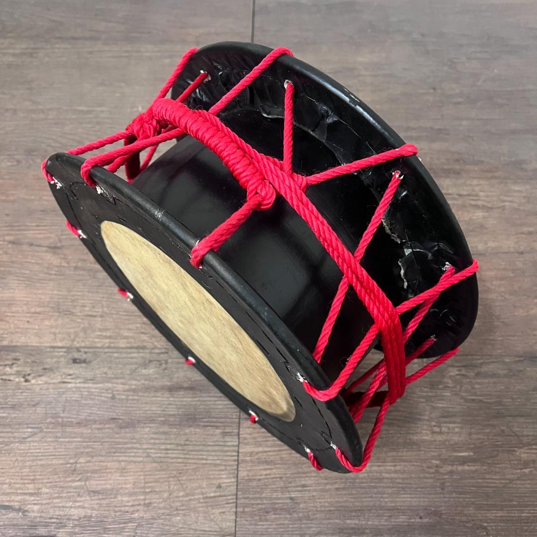 【新品】【蔵出し】締め太鼓 牛革 和太鼓 バチ付 台付 平太鼓 入門用