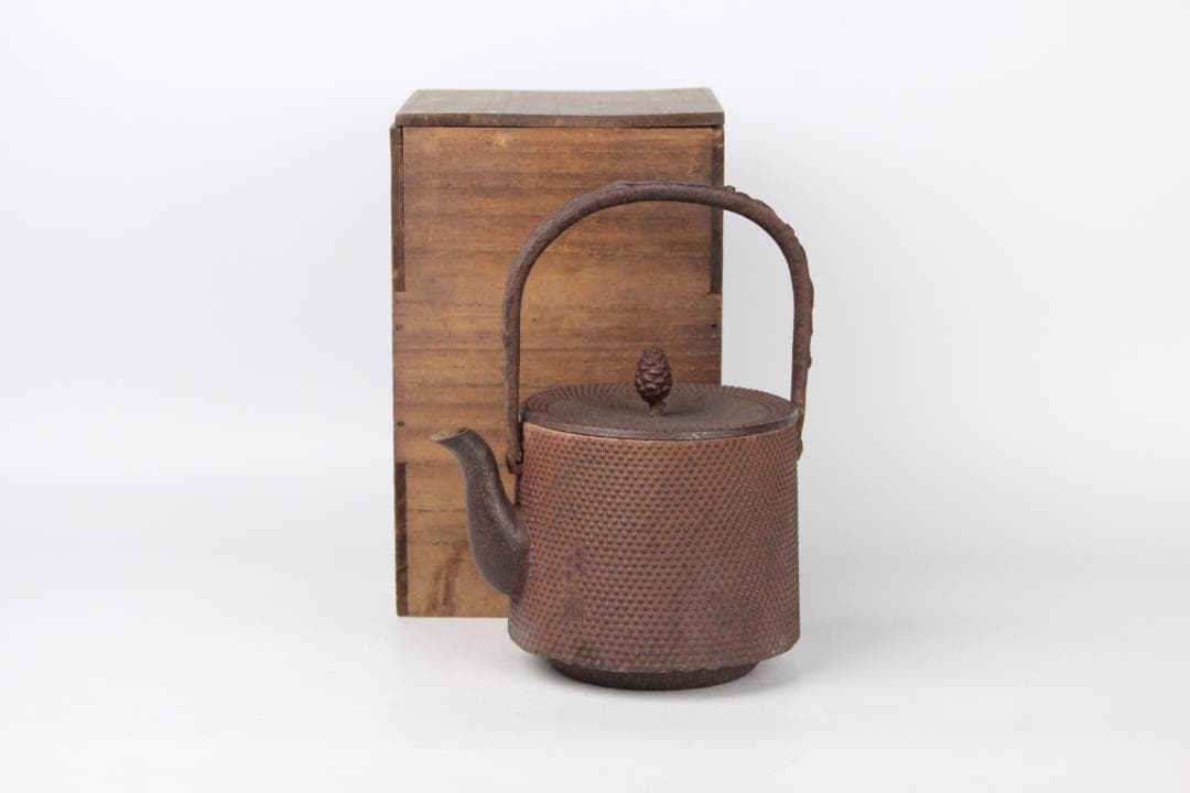 南部鉄瓶 光原社 北鳳造 身在銘　寸筒鉄瓶　約1300ml 霰 EM3-13