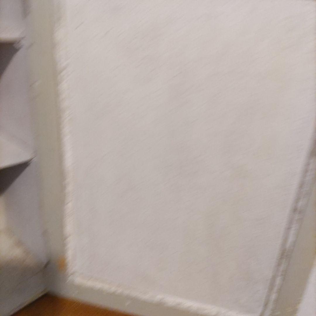 グレーの木製扉付き収納ボックス