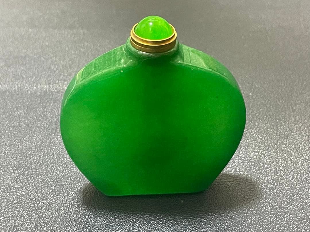 中国美術品　ヒスイ鼻煙壺　翡翠小瓶　時代物　唐物