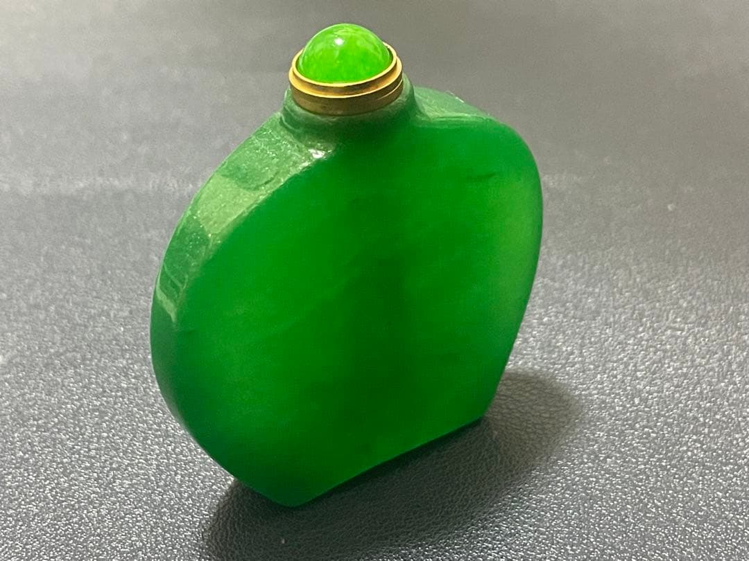 中国美術品　ヒスイ鼻煙壺　翡翠小瓶　時代物　唐物