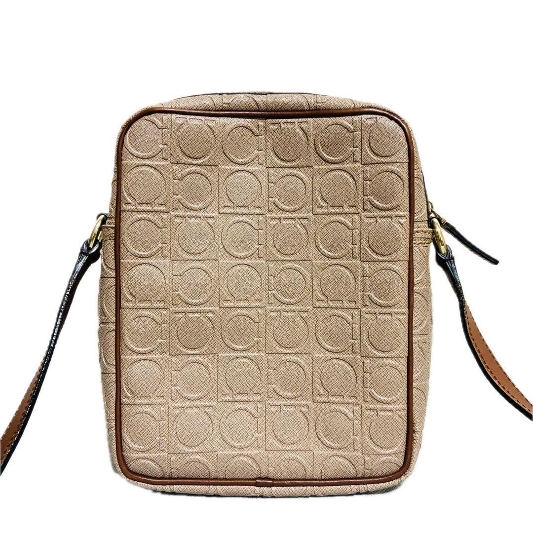 【美品】フェラガモ　ショルダーバッグ　クロスボディ　ガンチーニ　ベージュ　レザー