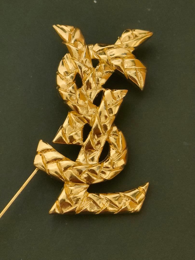 イヴサンローラン　ブローチ　ロゴ　ゴールド　付属品なし