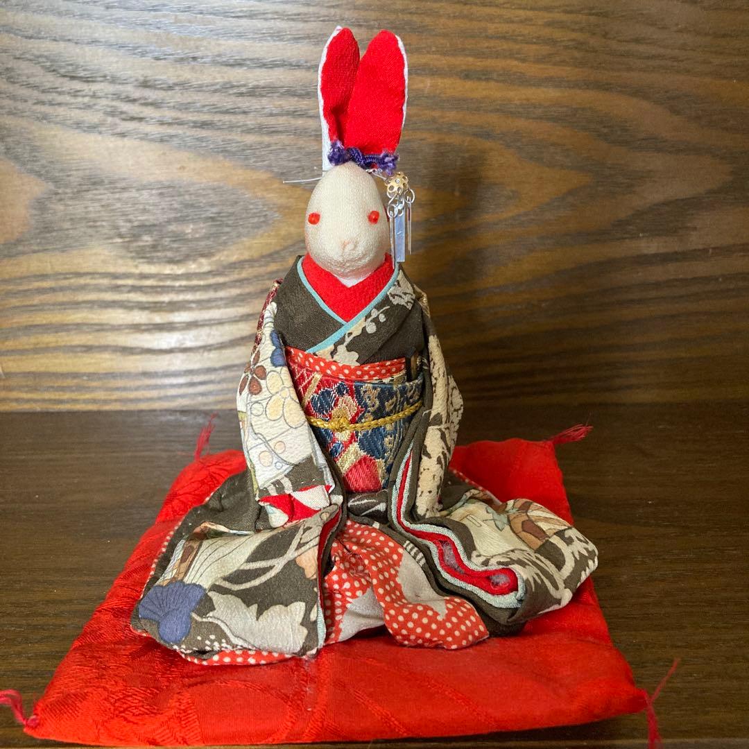 着物を着たウサギの人形